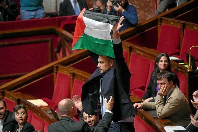 Pourquoi le député LFI Delogu n’arbore jamais de drapeau français ?