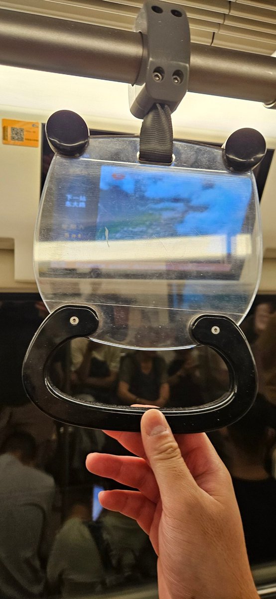 À Chengdu 🇨🇳, les pandas 🐼 sont partout... même dans les poignées du métro 🚇 !