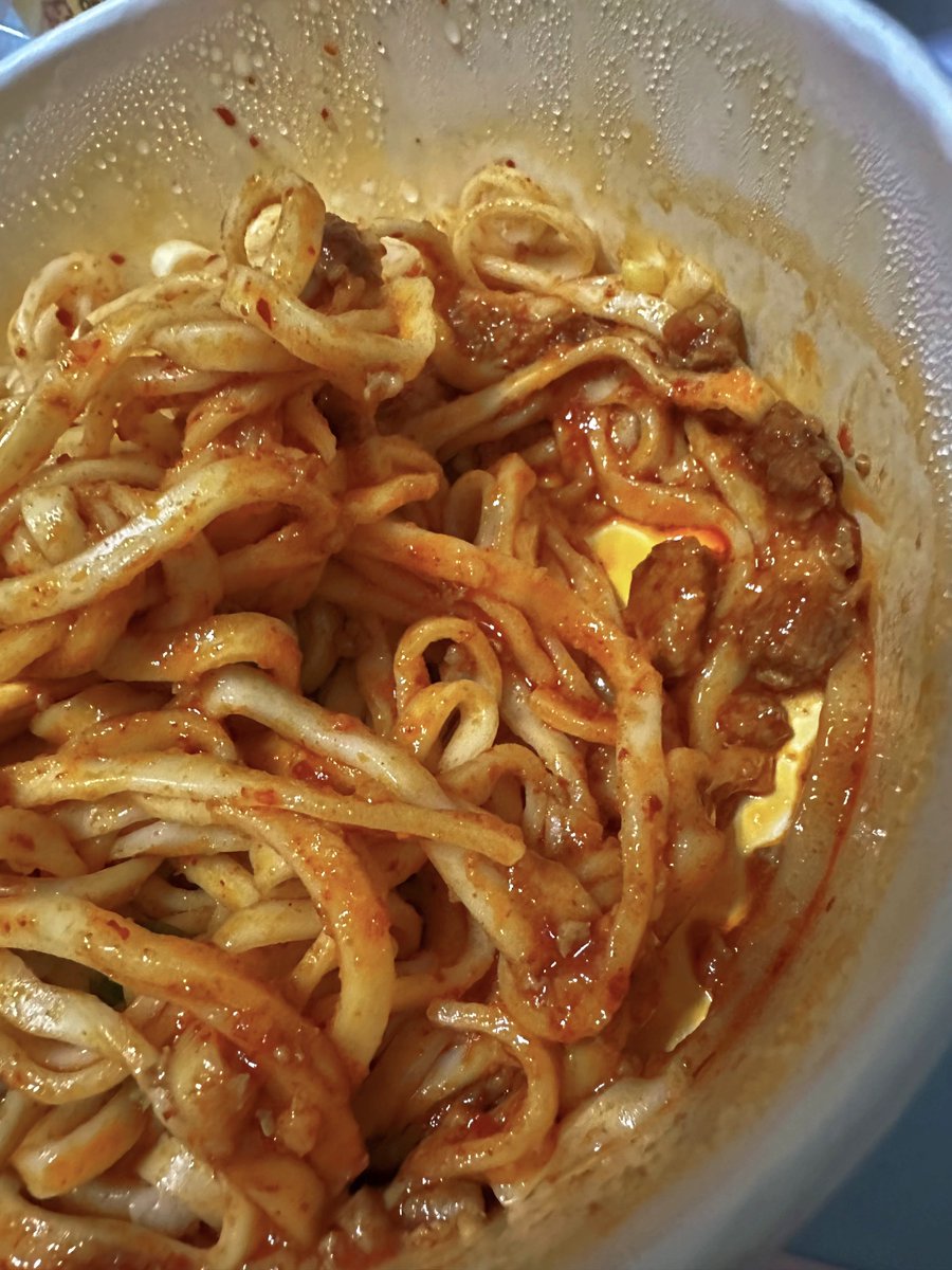 poooo_chu's tweet image. 雖然我很喜歡吃鍋貼，但認真覺得乾麵才是八方雲集的靈魂，甚至還有分為粗麵和細麵兩種，紹辣乾麵是粗麵，吃起來又辣又粗又很爽；古早味乾麵是細麵，吃起來溫柔婉約又很爽；招牌乾麵則是粗麵麻醬+紹辣，微辣微厚，適合選擇障礙的人點
