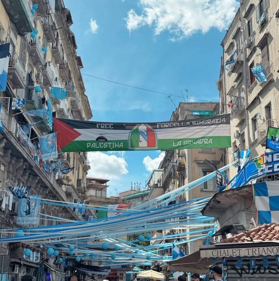 Ieri, in attesa della festa scudetto del #Napoli, nel quartiere di Forcella è stato esposto uno striscione per la Palestina. Altre bandiere palestinesi sono state sventolate durante le celebrazioni successive.