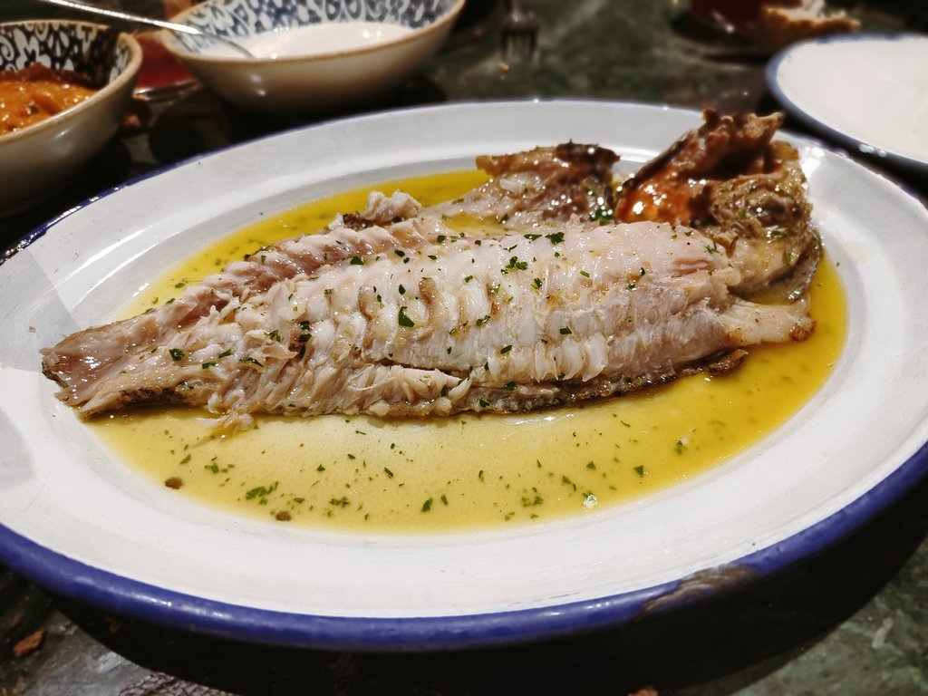 En Toque de Majadahonda la lista de opciones fuera de carta no puede ser más atractiva. Tiradito nikkei de vieiras, espléndido choco gallego guisado en su tinta con huevo frito y pescados impecables por calidad y punto. Atención inmejorable.