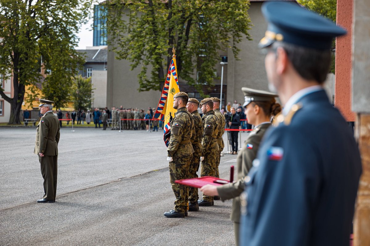 🇨🇿 Slavnostní nástup studentů a akademiků při příležitosti Dne vítězství, výročí 80 let od konce II. světové války a nedávného Dne učitelů 🫡.
