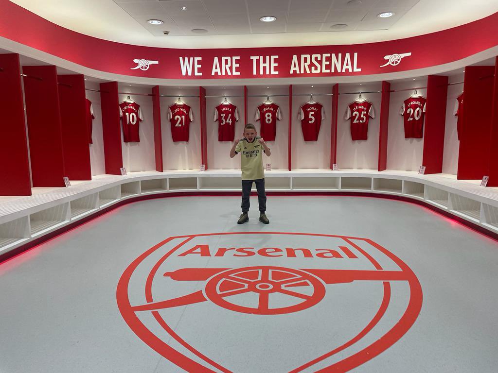 broady_lee's tweet photo. @Arsenal @thedavidseaman it’s my son Charlie’s 10th birthday today, a gooner since day one!! #COYG #arsenal #BirthdayBoy https://t.co/sgaEk7fLc7