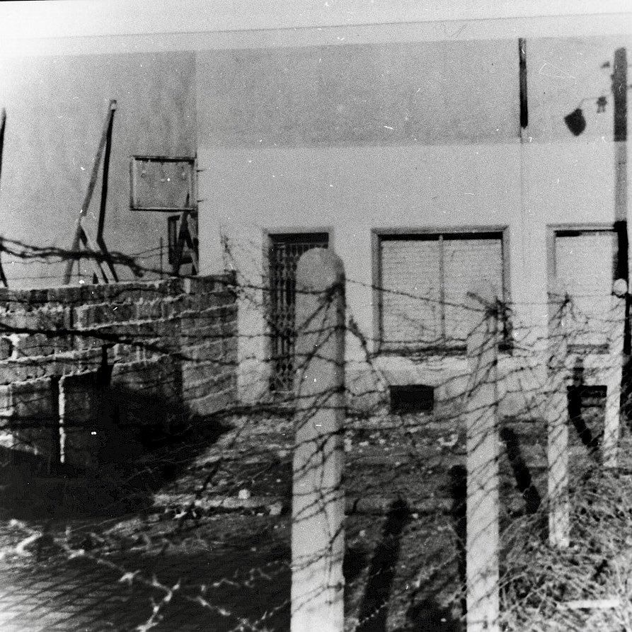 #OTD 1961 #GeteiltesBerlin

Drei Monate vor dem Mauerbau stellt die #Stasi fest: die „Republikflucht“ aus der #DDR nimmt kein Ende. Schuld ist, natürlich, der Westen. Die „Methoden der Abwerbung“ seien „sehr vielseitig“. Eigene Fehler werden erkannt, doch ohne Lösung.
#Berlin