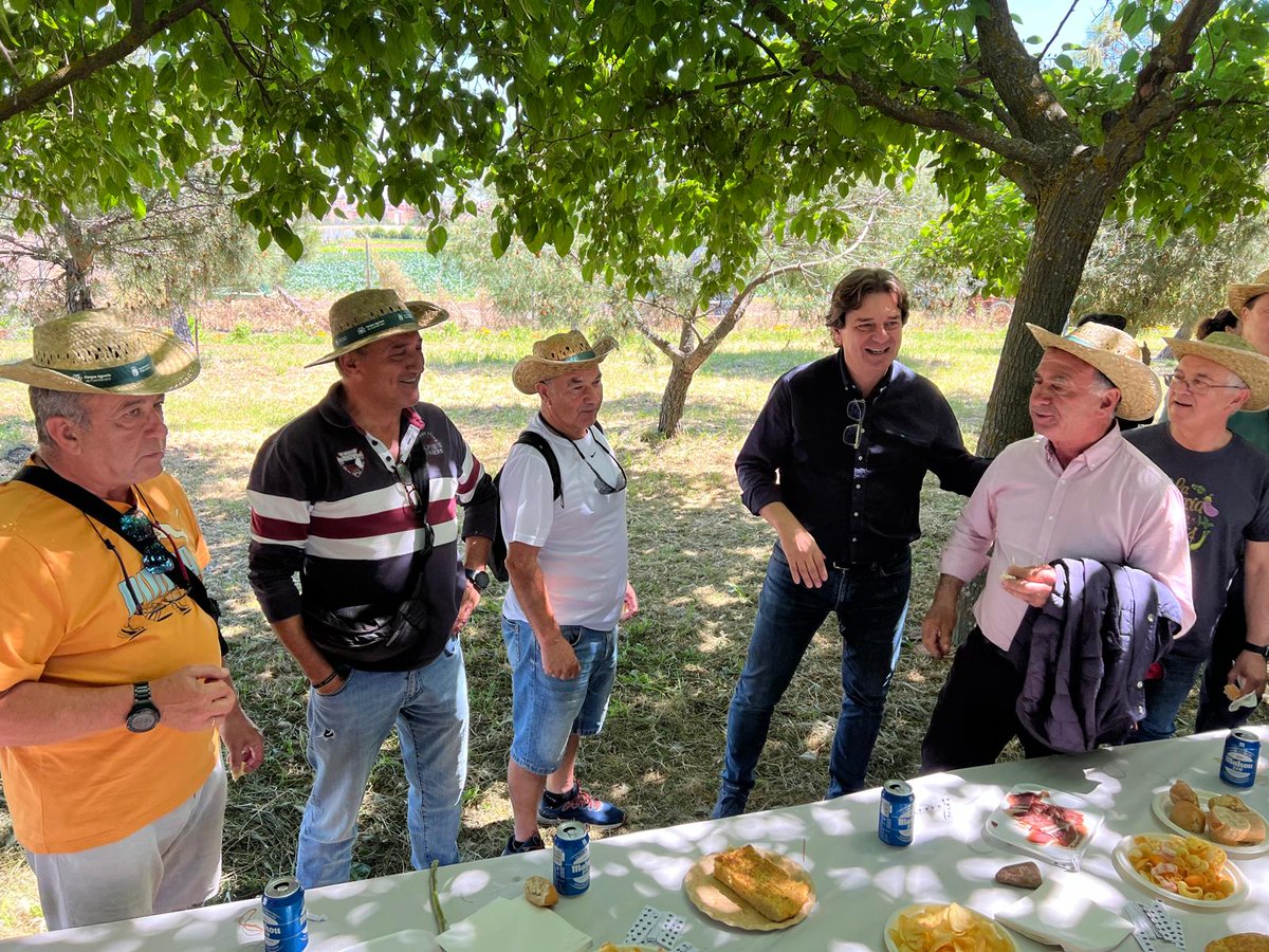 Hemos tenido el honor de recibir a un grupo muy querido: nuestros mayores, usuarios de los huertos del vivero municipal y el alcalde de Fuenlabrada. Su visita al Parque Agrario ha sido un momento entrañable lleno experiencia y amor por la tierra.