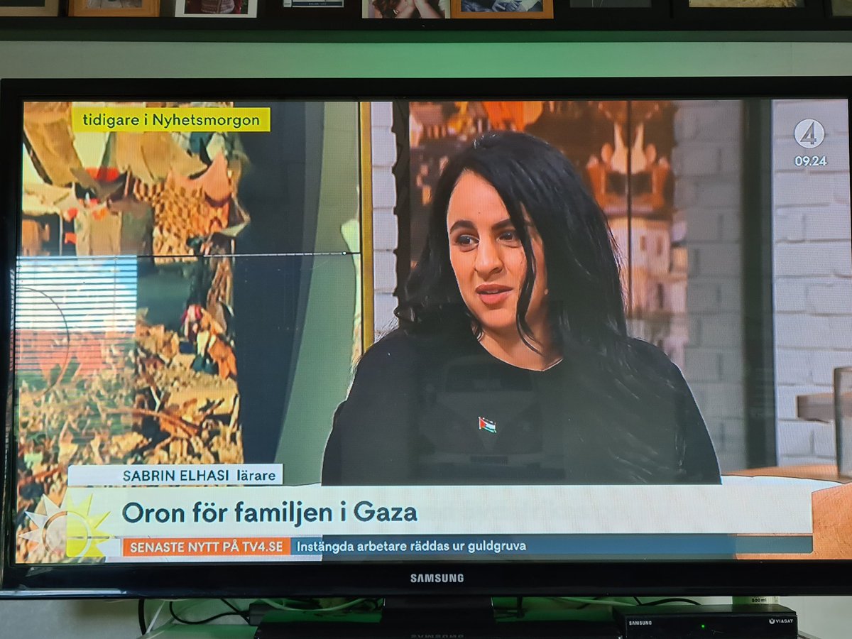 OlovEngqvi71921's tweet photo. Snyft TV4 levererar, varför är hon här och inte i Gaza och hjälper sin familj där??
Palistina startade detta krig genom att kallblodigt mörda 1400 israeliska män kvinnor och barn på en musikfestival den 7/10-23, men det nämner inte Jenny Strömstedt eller TV4,  äckligt, vidrigt! https://t.co/7qV1G1cO5m