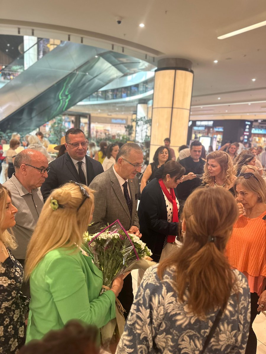 hematasehir's tweet photo. @TC_Atasehir kaymakamımız Sayın @BekirDinkirci ve eşi Sayın Şaziye DINKIRCI Hanımefendi ile ilçe protokolü ve vatandaşların yoğun ilgisinin olduğu  Yıl Sonu Sergimiz 23-24-25 Mayıs tarihlerinde açık kalacaktır. https://t.co/GN6GsergMB