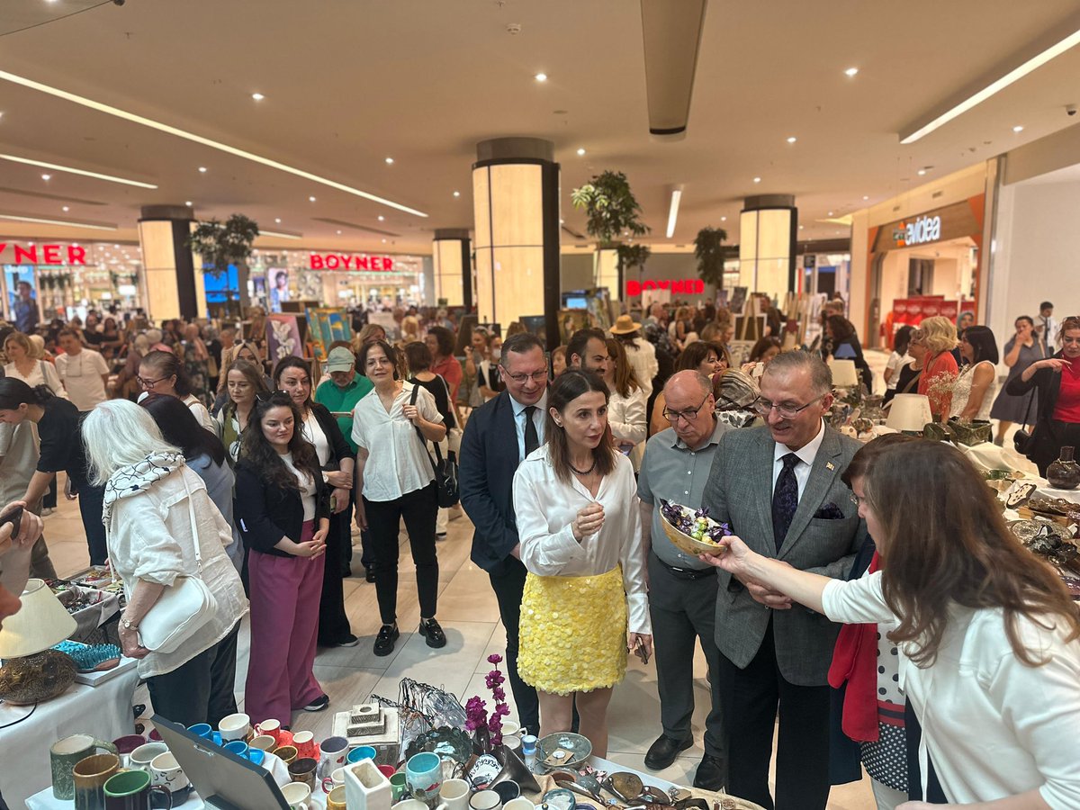 hematasehir's tweet photo. @TC_Atasehir kaymakamımız Sayın @BekirDinkirci ve eşi Sayın Şaziye DINKIRCI Hanımefendi ile ilçe protokolü ve vatandaşların yoğun ilgisinin olduğu  Yıl Sonu Sergimiz 23-24-25 Mayıs tarihlerinde açık kalacaktır. https://t.co/GN6GsergMB