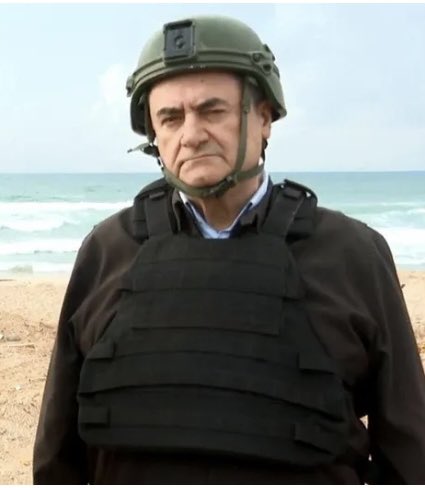 הבובה המכונה ״שר הביטחון״, שמונתה לתפקיד רק כדי לסגור לחרדים הפרזיטים את ההשתמטות מצה״ל, רצה ללקק לעדר הביביסטים והורתה ״לא לזמן את יאיר גולן למילואים״. 
איש קטן.