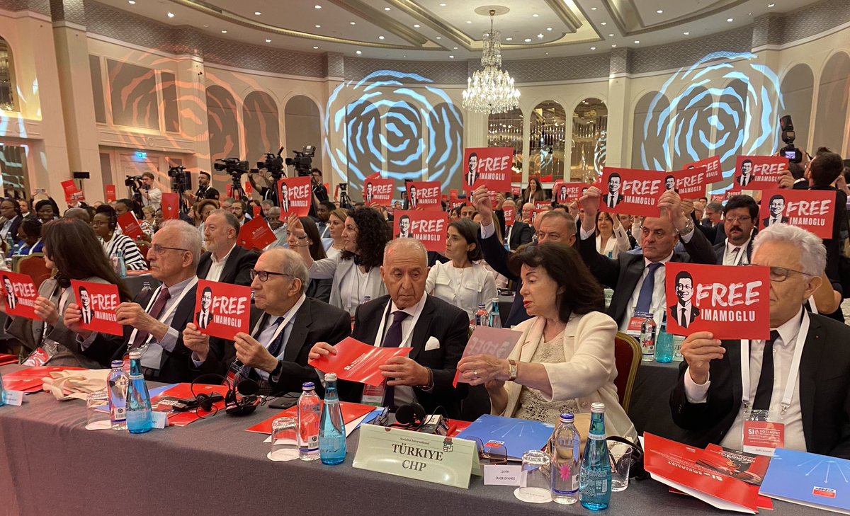 Sosyalist Enternasyonal’de “İmamoğlu’na özgürlük” dövizleri bu şekilde havaya kaldırıldı.
