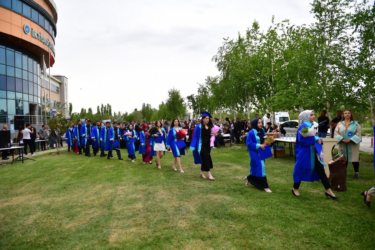 VanYYUiiBF's tweet photo. İİBF 2024-2025 Eğitim-Öğretim yılı Mezuniyet Töreni Rektörümüz Prof. Dr. Hamdullah Şevli, İl Emniyet Müdürümüz Murat Mutlu, Fakülte Dekanlarımız, Öğretim Üyelerimiz ve Karayolları Bölge Müdürü Demirhan Erol’un katılımları ile gerçekleştirildi.

@hamdullah_sevli  @habervanyyu https://t.co/3V8pqXKEYC