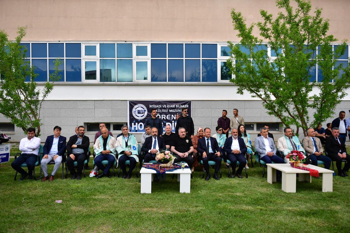 VanYYUiiBF's tweet photo. İİBF 2024-2025 Eğitim-Öğretim yılı Mezuniyet Töreni Rektörümüz Prof. Dr. Hamdullah Şevli, İl Emniyet Müdürümüz Murat Mutlu, Fakülte Dekanlarımız, Öğretim Üyelerimiz ve Karayolları Bölge Müdürü Demirhan Erol’un katılımları ile gerçekleştirildi.

@hamdullah_sevli  @habervanyyu https://t.co/3V8pqXKEYC