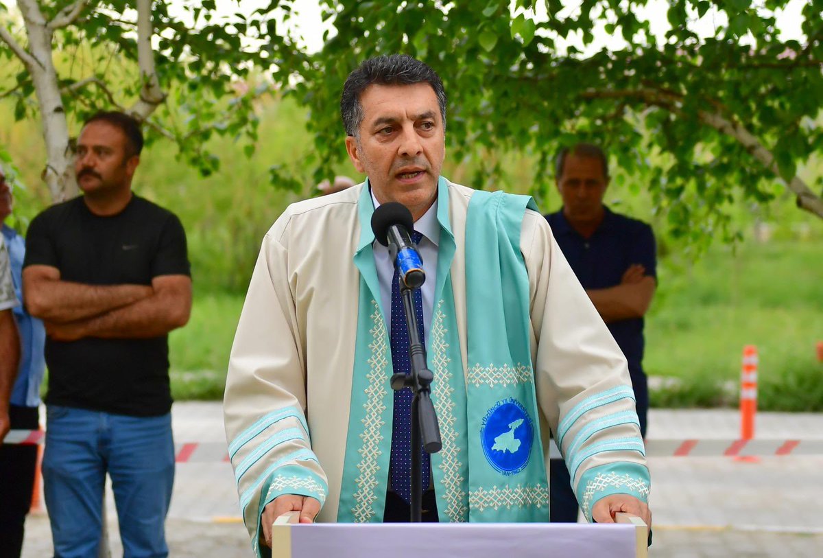 VanYYUiiBF's tweet photo. İİBF 2024-2025 Eğitim-Öğretim yılı Mezuniyet Töreni Rektörümüz Prof. Dr. Hamdullah Şevli, İl Emniyet Müdürümüz Murat Mutlu, Fakülte Dekanlarımız, Öğretim Üyelerimiz ve Karayolları Bölge Müdürü Demirhan Erol’un katılımları ile gerçekleştirildi.

@hamdullah_sevli  @habervanyyu https://t.co/3V8pqXKEYC