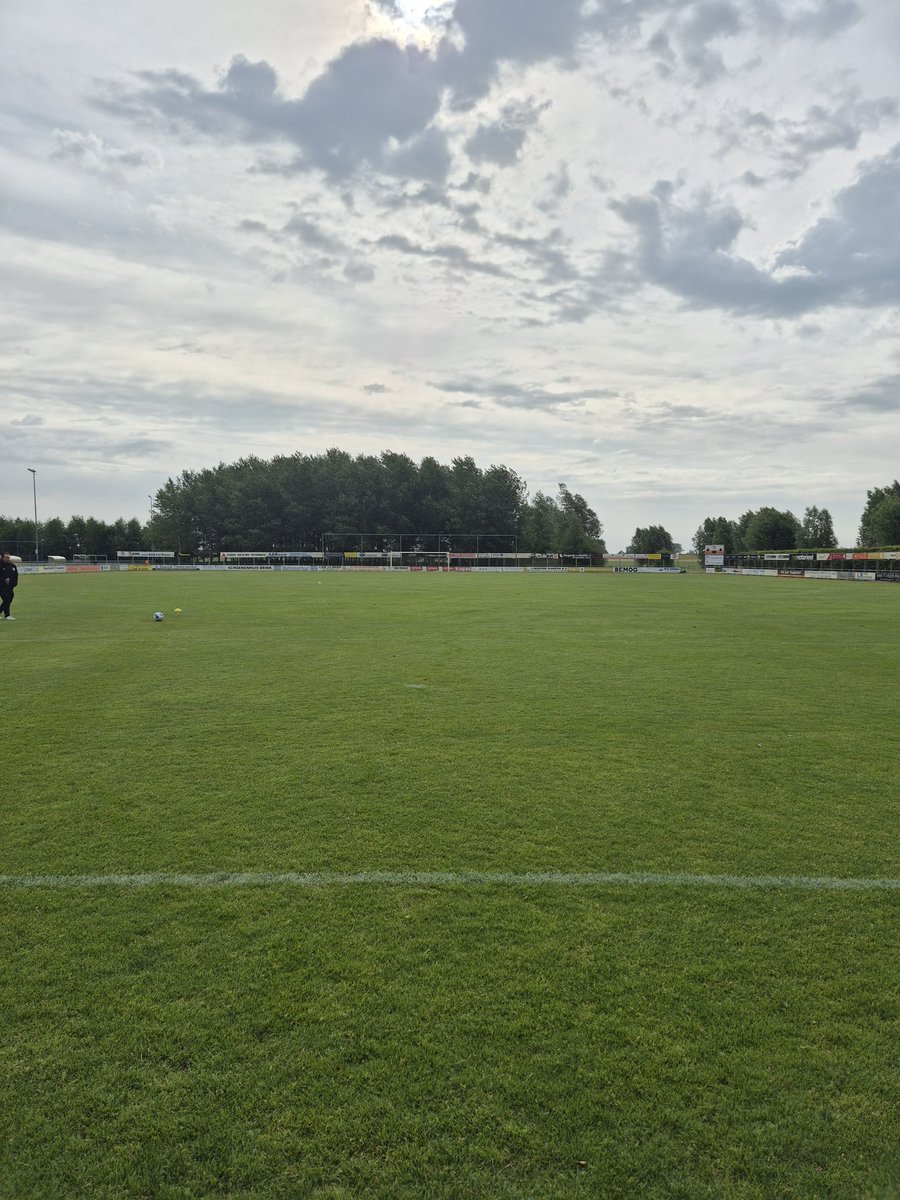 Wat een perfect veld bij #wilsum zijn sommige eredivisie clubs jaloers op. Zou ik als dispensatie met de JO14 mee mogen doen?