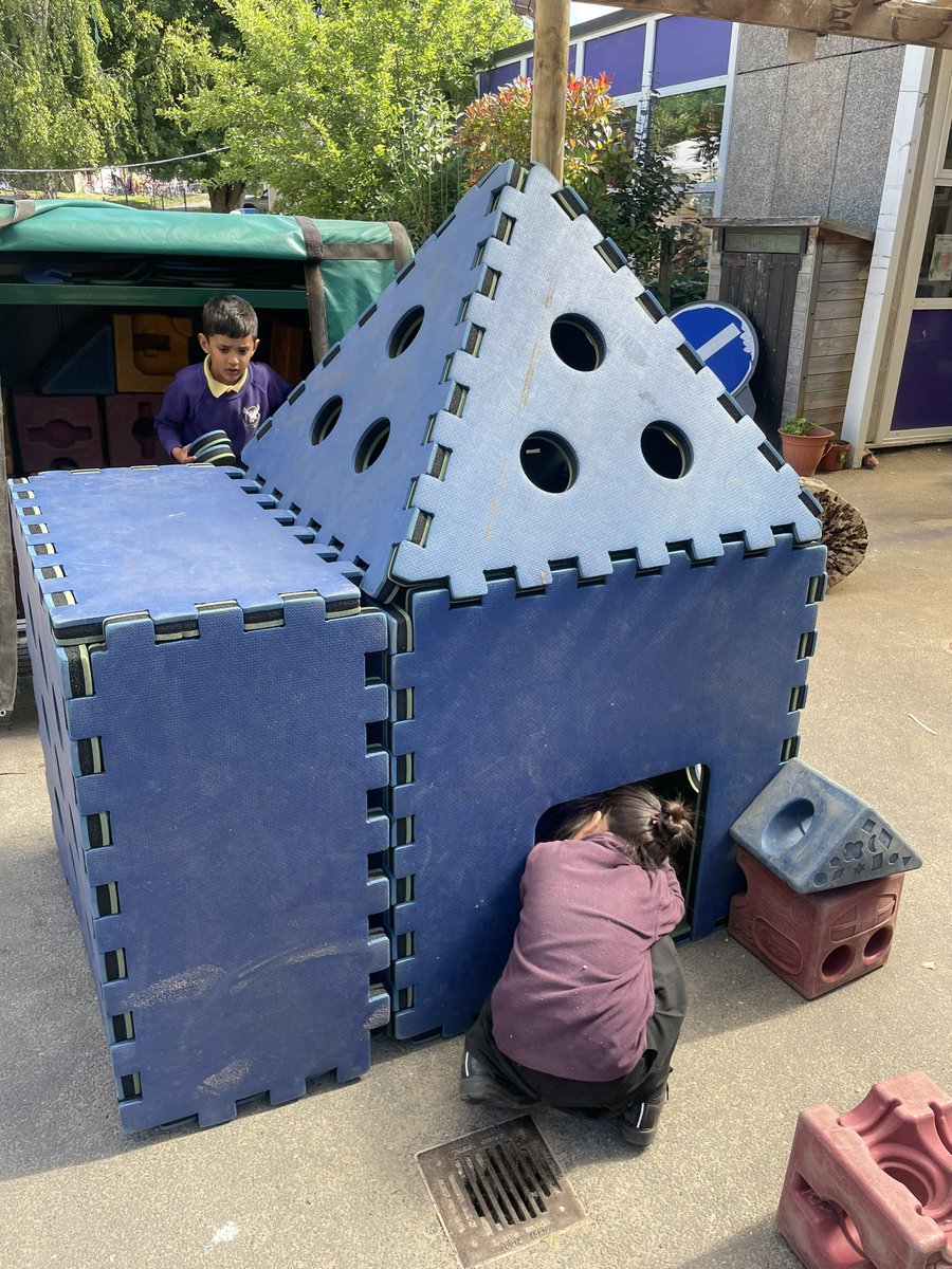 ReceptionLHS's tweet photo. These children were so proud of the giant castle they built 🏠 https://t.co/WaFCfiv1Ik