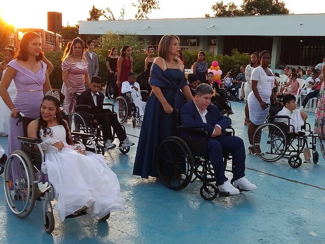 #EducaciónInclusiva .La Escuela Especial Solidaridad con Panamá sigue brillando, con la celebración del cumpleaños de los alumnos que arriban a los 15 años de edad, una tradición que agradecen familias y estudiantes. #CubaEduca <a href="/PresidenciaCuba/">Presidencia Cuba 🇨🇺</a> <a href="/MallulyDiaz/">Malluly Diaz</a> <a href="/BrigadaEducGE/">Brigada Educativa Cubana en Guinea Ecuatorial</a>