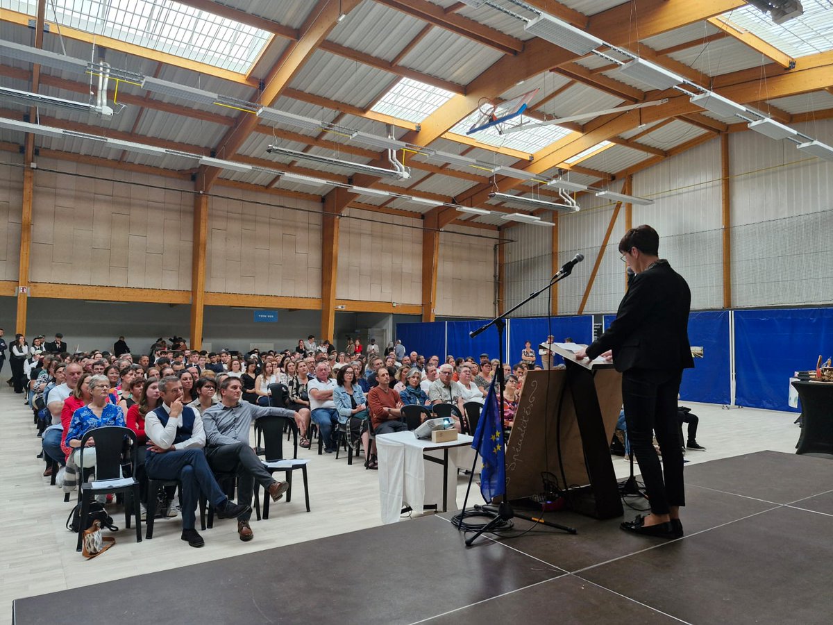 BrunetMichelle2's tweet photo. Très heureuse de représenter  @C_MORANCAIS jeudi soir à la MFR de Saint Michel Mont Mercure pour la remise des Europass.
Un départ, une découverte, un apprentissage au delà des frontières. La Region @paysdelaloire soutient pleinement cet ambition
@AimerAgirPDL https://t.co/YaC6gyRAkO
