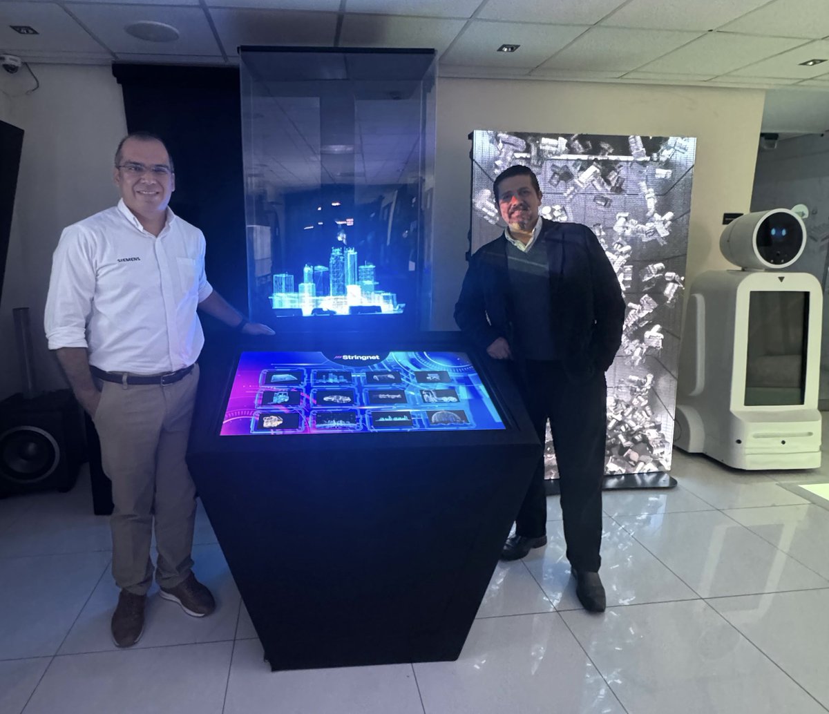 Enrique_JEGA's tweet image. Las soluciones audiovisuales mejoran la recordación de marca y comunican con impacto. En Stringnet sabemos cómo hacerlo. enrique@stringnet.us
#EGArbulu #Stringnet #SolucionesAudiovisuales #RecordaciónDeMarca #ImpactoVisual #ValorDeMarca