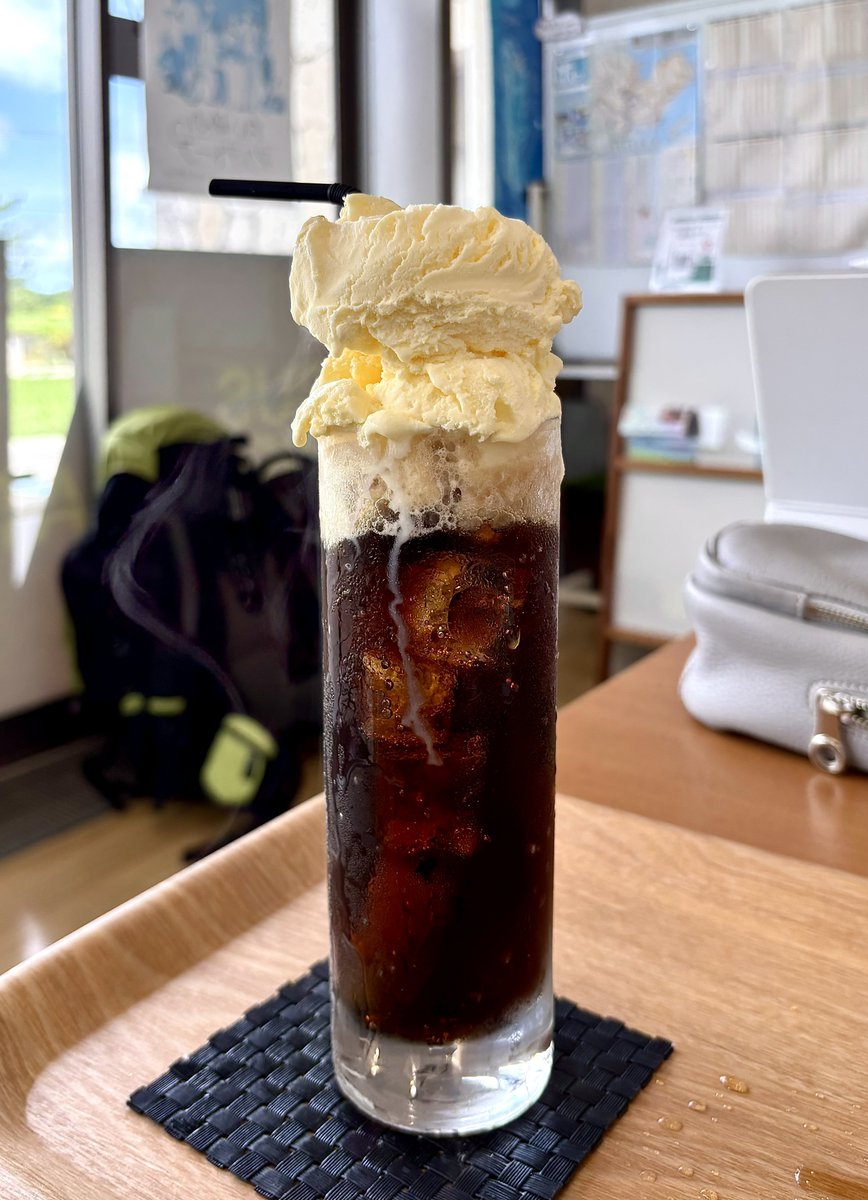 おばちゃんにコーラフロートたのんだら、なかなかだった