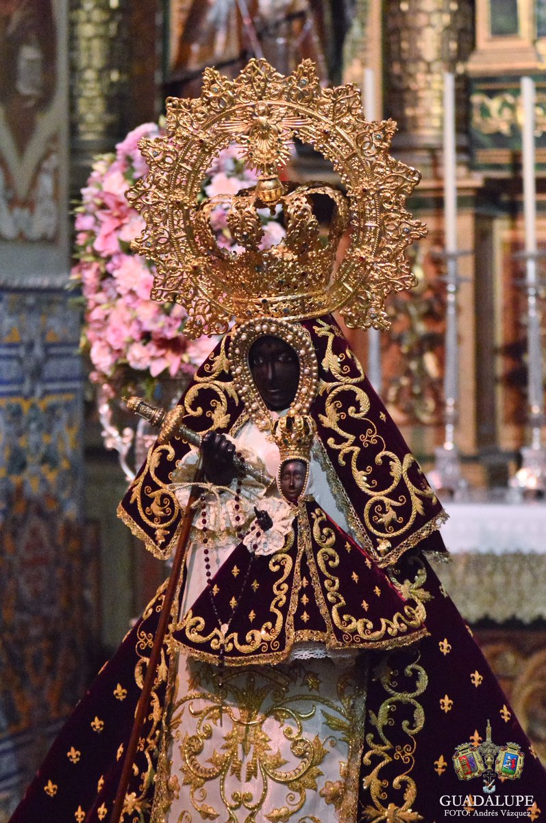 CULTOS || Así se encuentra Nuestra Señora de Guadalupe para su devoto besamanos.

📷 <a href="/andres__vf/">Andrés Vázquez</a> 

#GuadalupeSevilla