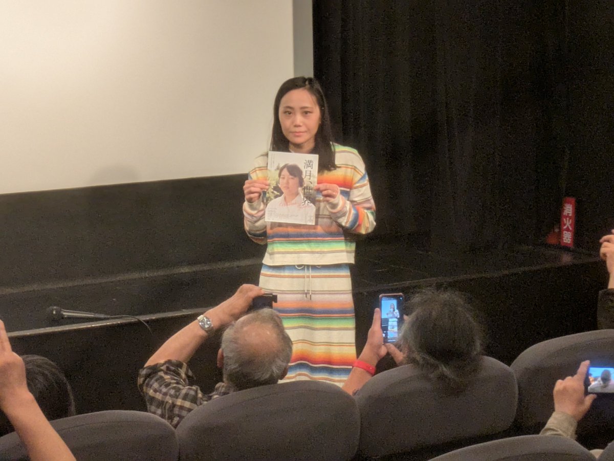 cinemaskhole's tweet photo. 本日5/24㊏『満月、世界』初日！塚田万理奈監督による舞台挨拶、雨のなかのご来場、誠にありがとうございました！10年の時をかけて16mmフィルムで子どもたちを撮影するプロジェクトから生まれた本作。時間をかけて作るからこそ刻まれるものについて、お伺いしました！上映は30㊎までつづきます🎞🌕 https://t.co/8zMUKKiaSC