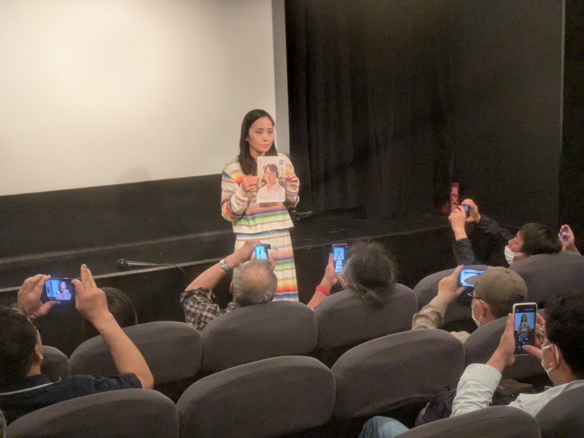 cinemaskhole's tweet photo. 本日5/24㊏『満月、世界』初日！塚田万理奈監督による舞台挨拶、雨のなかのご来場、誠にありがとうございました！10年の時をかけて16mmフィルムで子どもたちを撮影するプロジェクトから生まれた本作。時間をかけて作るからこそ刻まれるものについて、お伺いしました！上映は30㊎までつづきます🎞🌕 https://t.co/8zMUKKiaSC