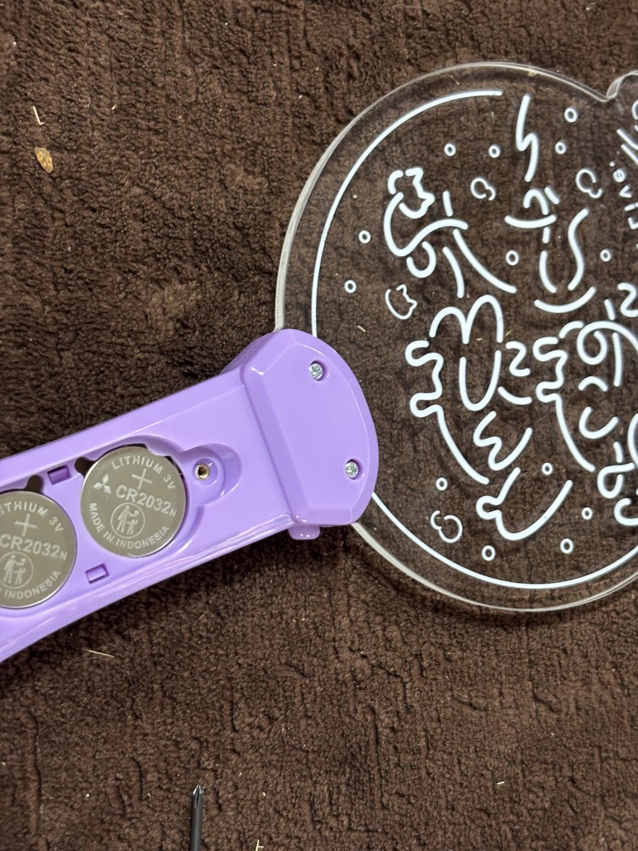 そこのお前！「ぽいずにゃ～しんどろーむ」のペンライトの電池は CR2032 のボタン電池だぜ！ 電池交換にはネジに合った大きさの  ＋精密ドライバーが必要だから注意だ！ そして、おにぎりゃーらいと には単4電池が3本必要だぜ！ 早めに交換しておこう！ #おかゆセカンド