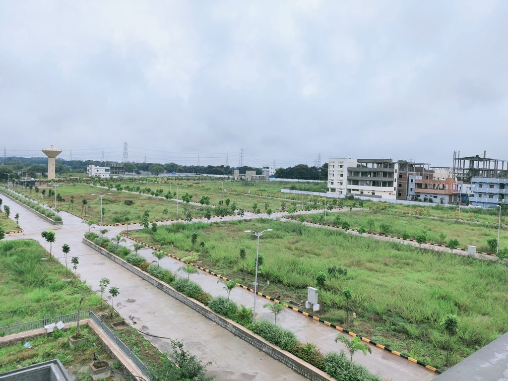 FarmLandsWest's tweet image. 🏡 HMDA PLOTS @ Shankerpalli – SHILPA LAYOUT

📌 Resale Plots Quoting 
🧭 West Face: ₹45K/sq.yd | 🌅 East Face: ₹48k/sq.yd
💰 Landlord Price: ₹42K–₹46K/sq.yd
✅ HMDA Approved  | 🚀 Fast-Growing Zone
📞 DM for site visit!

#Hmdaplots 
#HyderabadRealEstate 
#Plotforsale