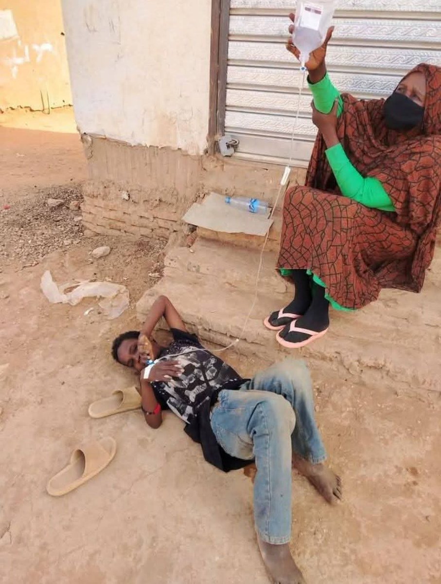 يشهد الوضع في مدينة أم درمان تدهورًا شديدًا على مختلف الأصعدة، حيث تعاني المدينة من انقطاع متواصل في خدمات الكهرباء والمياه، إلى جانب تفشي وباء الكوليرا، مما يزيد من معاناة السكان ويهدد صحتهم وسلامتهم.