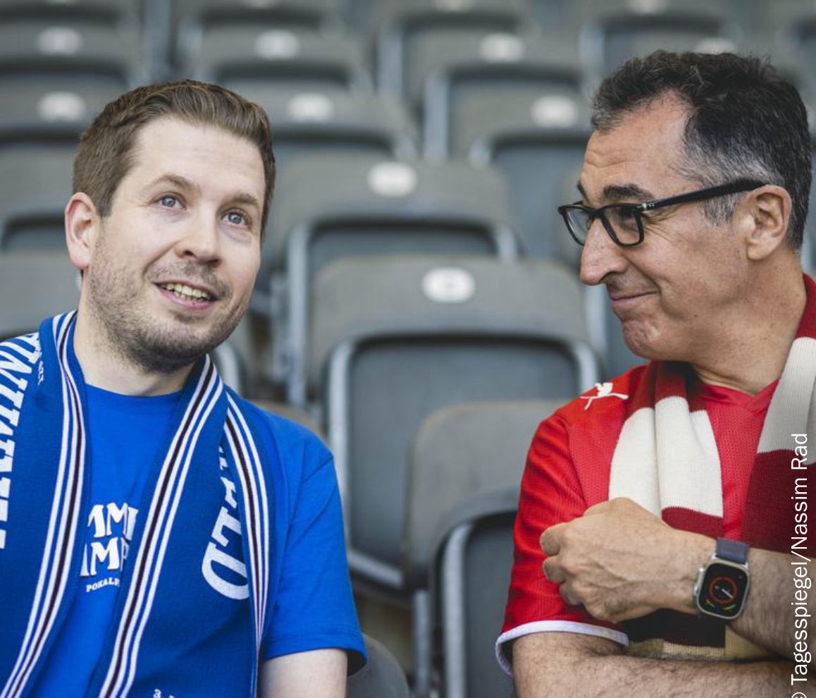 Christopher Ziedler (@cziedler) on Twitter photo “Um mich herum sind Leute, die so woanders nie aufeinander treffen würden” - vor #dfbpokalfinale sprechen <a href="/VfB/">VfB Stuttgart | Pokalsieger 2025</a>-Fan <a href="/cem_oezdemir/">Cem Özdemir</a> & <a href="/arminia/">DSC Arminia Bielefeld</a>-Fan Kevin #Kühnert über ⚽️❤️, die Kurve & Sieg ihres Teams 👇| #pokalfinale <a href="/Tagesspiegel/">Tagesspiegel</a> <a href="/ankeschoen/">Anke Myrrhe</a> <a href="/CSchwietering/">Caspar Schwietering</a> tagesspiegel.de/politik/kevin-… “Um mich herum sind Leute, die so woanders nie aufeinander treffen würden” - vor #dfbpokalfinale sprechen <a href="/VfB/">VfB Stuttgart | Pokalsieger 2025</a>-Fan <a href="/cem_oezdemir/">Cem Özdemir</a> & <a href="/arminia/">DSC Arminia Bielefeld</a>-Fan Kevin #Kühnert über ⚽️❤️, die Kurve & Sieg ihres Teams 👇| #pokalfinale <a href="/Tagesspiegel/">Tagesspiegel</a> <a href="/ankeschoen/">Anke Myrrhe</a> <a href="/CSchwietering/">Caspar Schwietering</a> tagesspiegel.de/politik/kevin-…