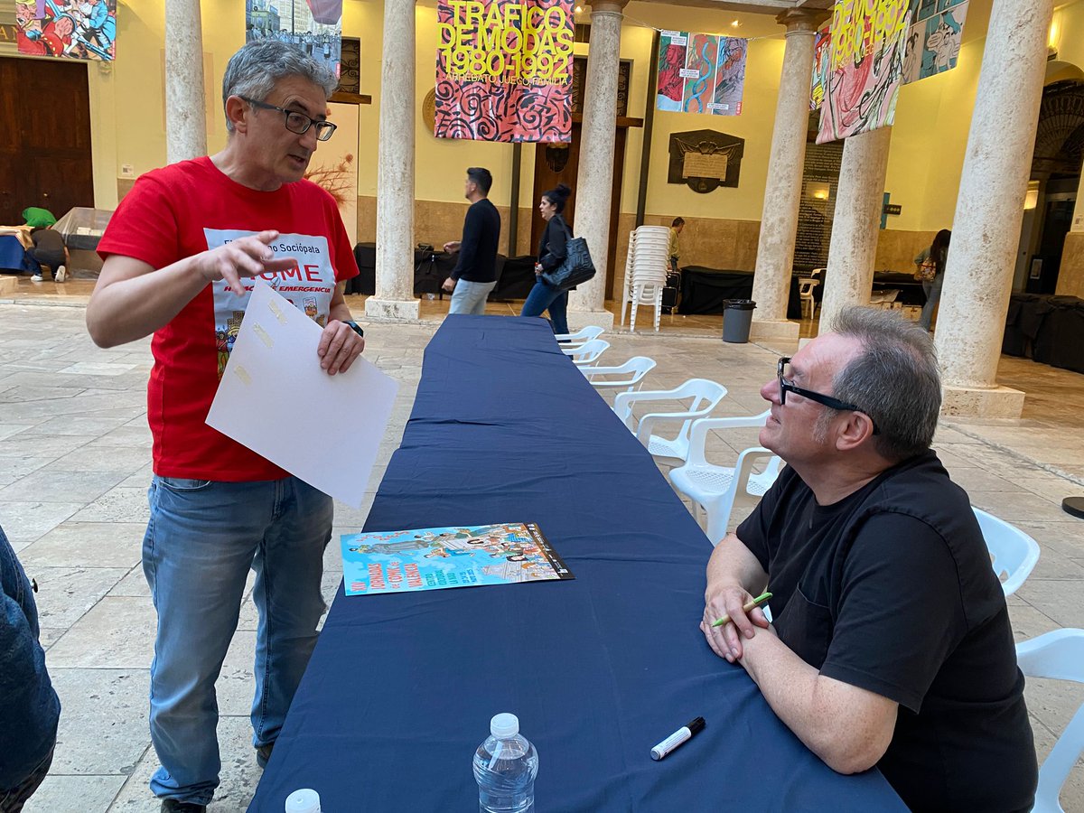 Nerjovich's tweet photo. Aquí con Mique, el autor del magnífico cartel de las jornadas, que yo he versionado con las caricaturas de los autores. Me lo ha firmado. ¡Olé! @ComicVlc @nerjovi https://t.co/5z9xpOPnUw