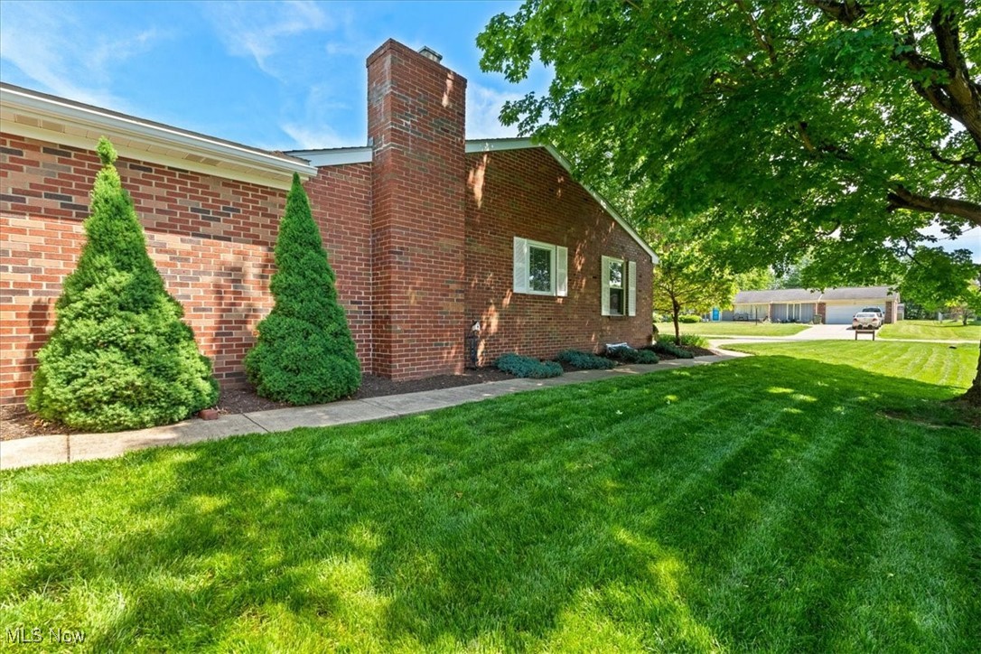 LisaTaylorReal1's tweet photo. 102 Iroquois Drive, Marietta, OH, 45750
4 bed | 2 bath 2317 Sq. Ft.
Active | $347,500
https://t.co/IUbbpGk1O8
Welcome to this beautifully maintained 4-bedroom, 2 full bath brick ranch offering the ease of one-floor living and thoughtful updates throughout. This home boasts an... https://t.co/bhZUTIemZo