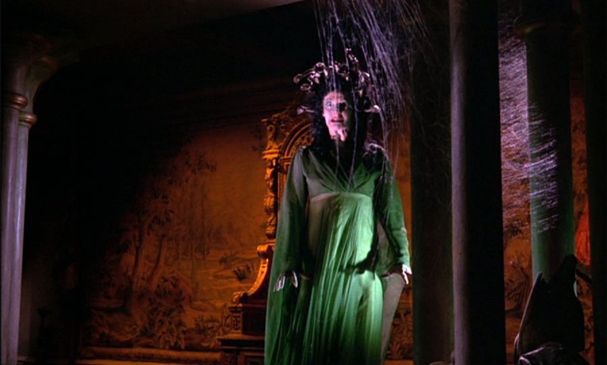 AngusKohm's tweet photo. #FridayNightAtTheHomeDriveIn
The Gorgon (1964) by #TerenceFisher
w/ #ChristopherLee #PeterCushing
"A Monster With the Power to Turn Living Screaming Flesh Into Stone!"
"Petrifies the screen with Horror!"
#HammerStudios #HammerHorror #HammerFilms #NotQuiteClassicCinema https://t.co/x4t8zrYVMI