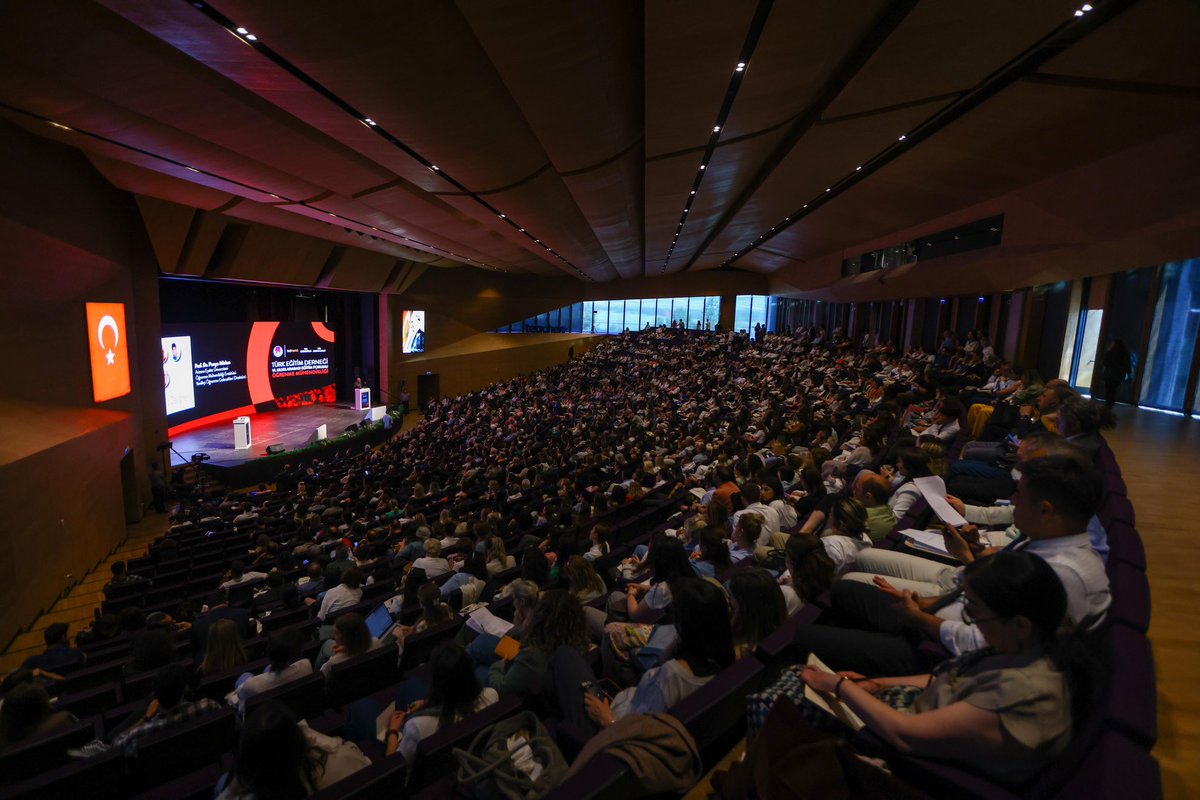 VI. Uluslararası Eğitim Forumu: Öğrenme Mühendisliği başladı!  
Yoğun katılımın olduğu açılışta eğitim dünyasının geleceği yeniden şekilleniyor.  
Bilgi, deneyim ve ilham dolu bir forum bizi bekliyor.  #ÖğrenmeMühendisliği