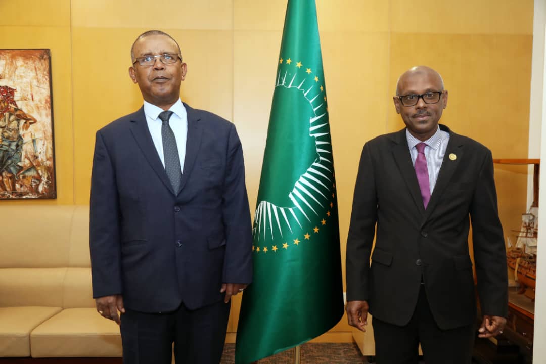 moussagora50's tweet image. This week, I had the pleasure of welcoming 2 successive visits from compatriots to my office:
Mr. Daoud, spokesperson for the presidential majority in Europe
The Prefects of Ali Sabieh and Obock, Mr. Abdoulmalik and Mr. Aden.
Fraternal exchanges. Sincere thanks to them.