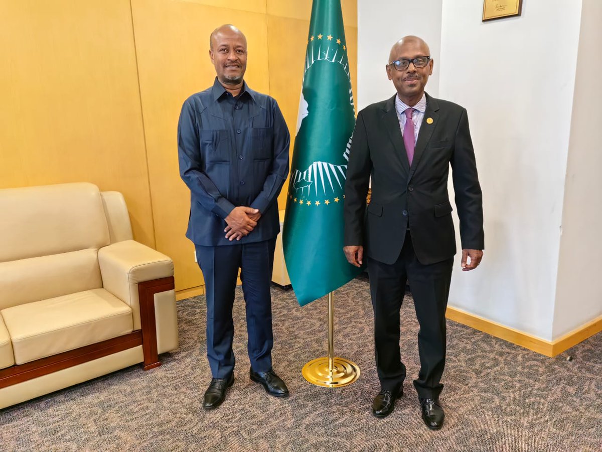 moussagora50's tweet image. This week, I had the pleasure of welcoming 2 successive visits from compatriots to my office:
Mr. Daoud, spokesperson for the presidential majority in Europe
The Prefects of Ali Sabieh and Obock, Mr. Abdoulmalik and Mr. Aden.
Fraternal exchanges. Sincere thanks to them.