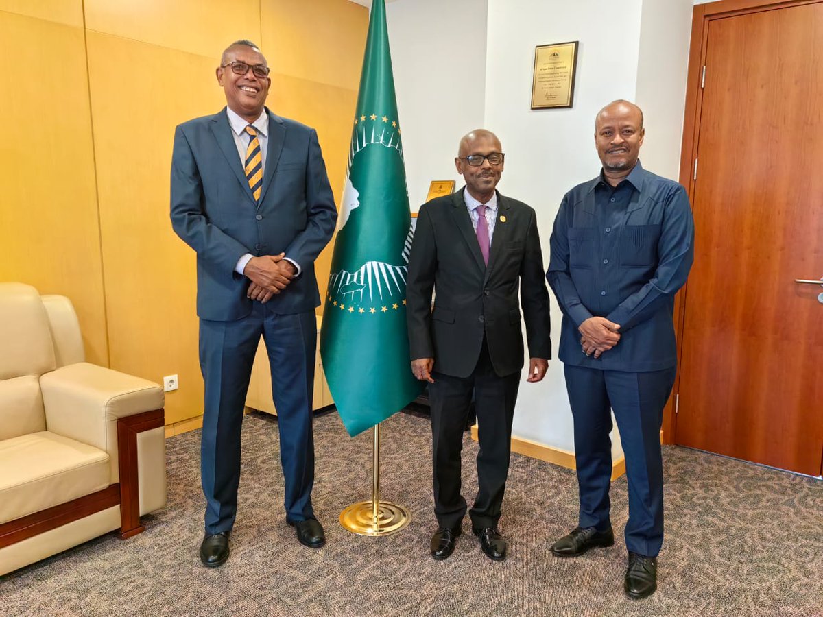 moussagora50's tweet image. This week, I had the pleasure of welcoming 2 successive visits from compatriots to my office:
Mr. Daoud, spokesperson for the presidential majority in Europe
The Prefects of Ali Sabieh and Obock, Mr. Abdoulmalik and Mr. Aden.
Fraternal exchanges. Sincere thanks to them.