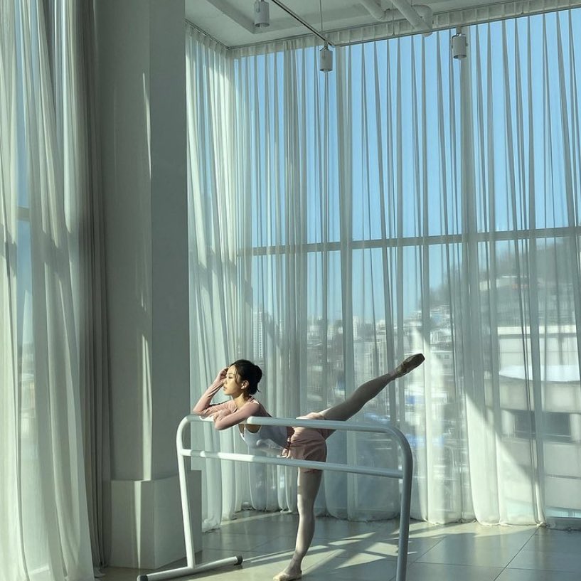 발레코어만 보면 이은유가 생각나서 하염없이 눈물을 흘리는 사람 이거 if은유가발레리나가되엇다면이잖아
보자마자 클리오 광고 생각남 화보 찍을 때 발레 바 놓는 거 반칙이라고 생각합니다아…