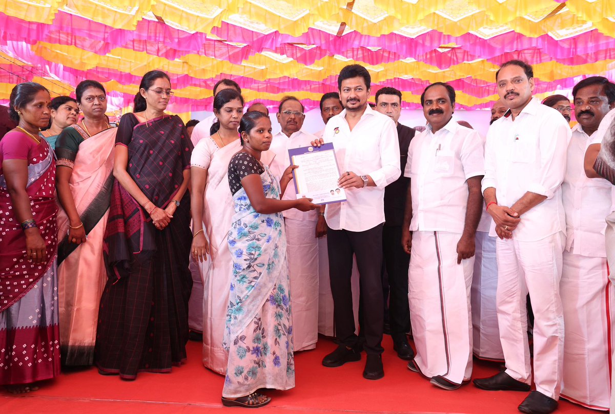Udhaystalin's tweet photo. குடியிருக்க வீடும் - அந்த வீட்டிற்கான பட்டாவும் ஏழை - எளிய மக்களின் கரங்களுக்குச் சென்று சேர வேண்டும் என்பதே மாண்புமிகு முதலமைச்சர் @mkstalin அவர்கள் தலைமையிலான திராவிட மாடல் அரசின் லட்சியம்.

அதன்படி, புதுக்கோட்டை மாவட்ட ஆட்சியர் அலுவலகத்தில் இன்றைய தினம், நரிக்குறவ மக்கள், வரன்முறைப்படுத்த இடங்களை கொண்டோர் - திருநர்கள் என சுமார்  200 பேருக்கு வீட்டு மனைப் பட்டாவையும் - 1000 பயனாளிகளுக்கு கலைஞர் கனவு இல்லம் திட்டத்தின் கீழ் வீடு கட்டிக் கொள்வதற்கான ஆணைகளையும் வழங்கினோம்.

வீட்டு மனைப்பட்டா - கலைஞர் கனவு இல்லம் திட்டத்துக்கான ஆணைகளைப் பெற்ற மக்களின் மகிழ்ச்சியில் நாமும் மகிழ்ந்தோம்.

பயனாளிகளுக்கு என் அன்பும், வாழ்த்தும்!

@regupathymla @Anbil_Mahesh @SMeyyanathan @pudugaiabdulla @duraivaikooffl @Muthuraja_MLA