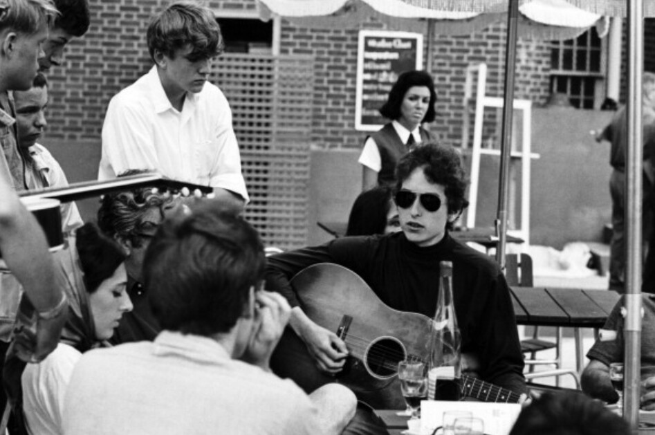 silksofbohemia's tweet photo. Joan Baez, Bob Dylan, and Albert Grossman meeting fans at the Viking Hotel during the Newport Folk Festival, July 1964. Photos by David Gahr. https://t.co/42PigMVVkP