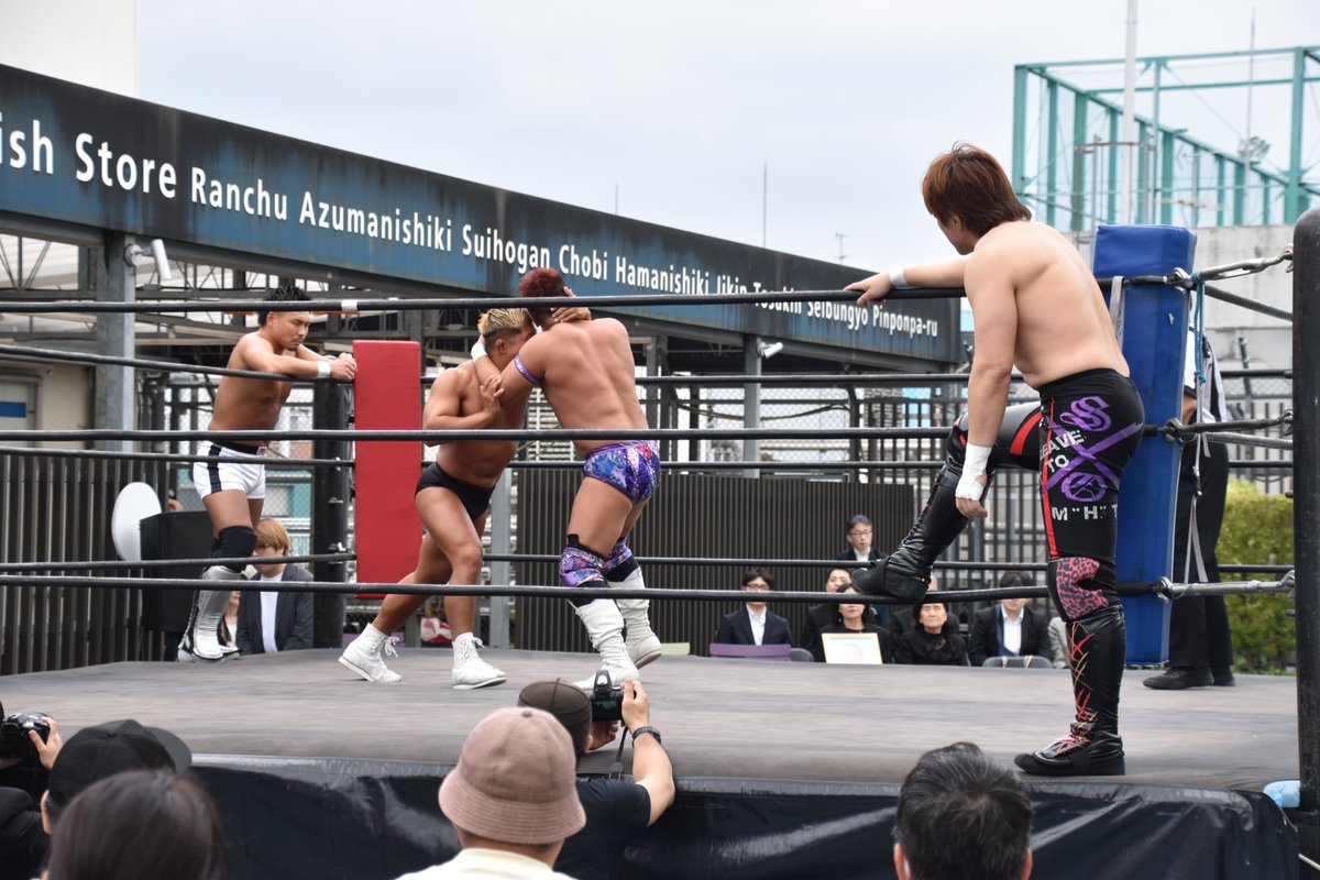 kow_yoshi's tweet photo. #池袋屋上プロレス #屋上プロレス #ddtpro #永島勝司 #nWJ #GanPro #GLEAT
GLEAT提供試合、今成夢人&田中稔vsエル・リンダマン&中島勝彦 https://t.co/83Vzq4wqjO
