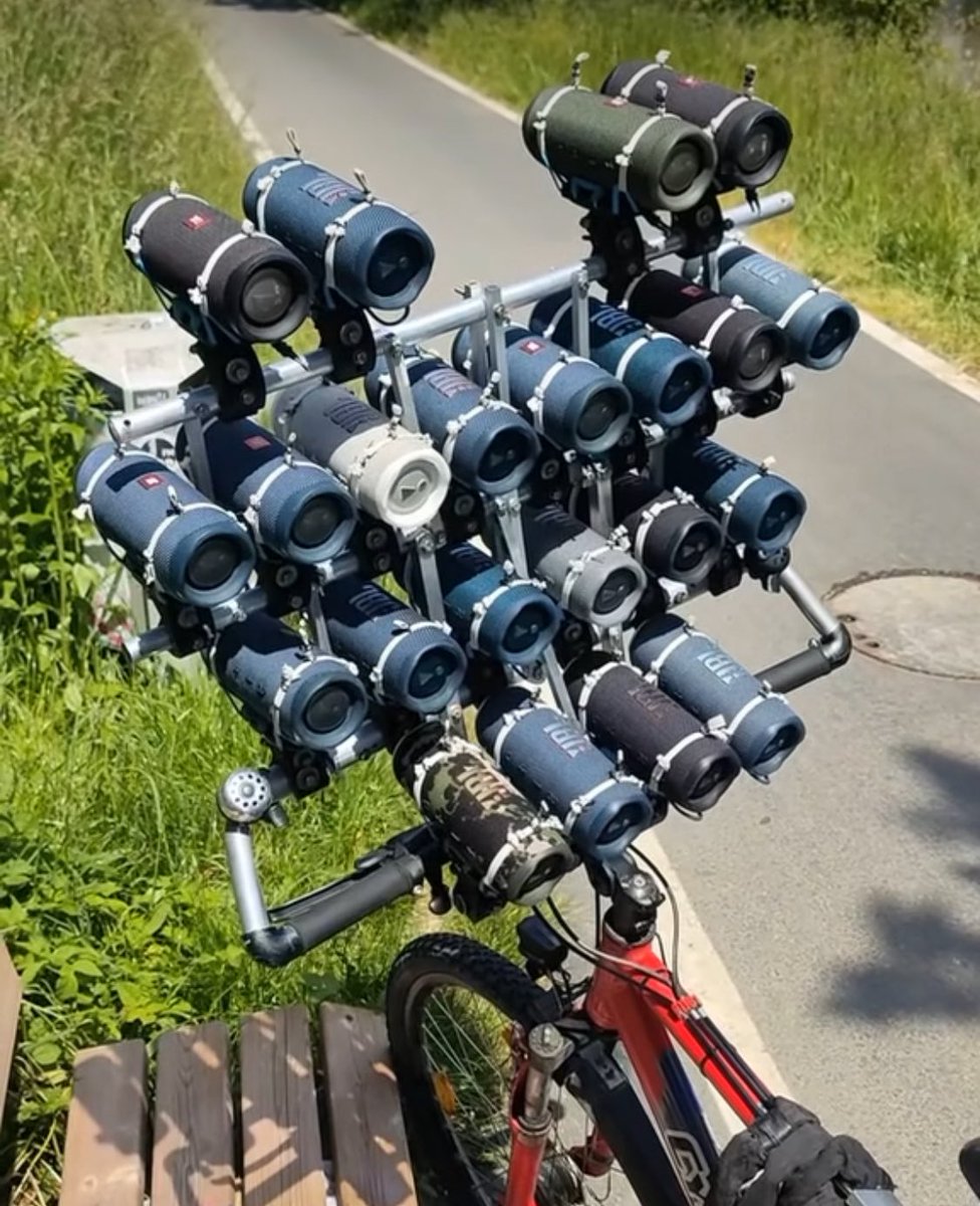niemand:

irgendein typ in der vekehrsberuhigten einkaufstraße in einer stadt im rhein ruhr gebiet mit hang zu lauter elektronischer musik mittags um 13 uhr mit knapp 30 sachen: