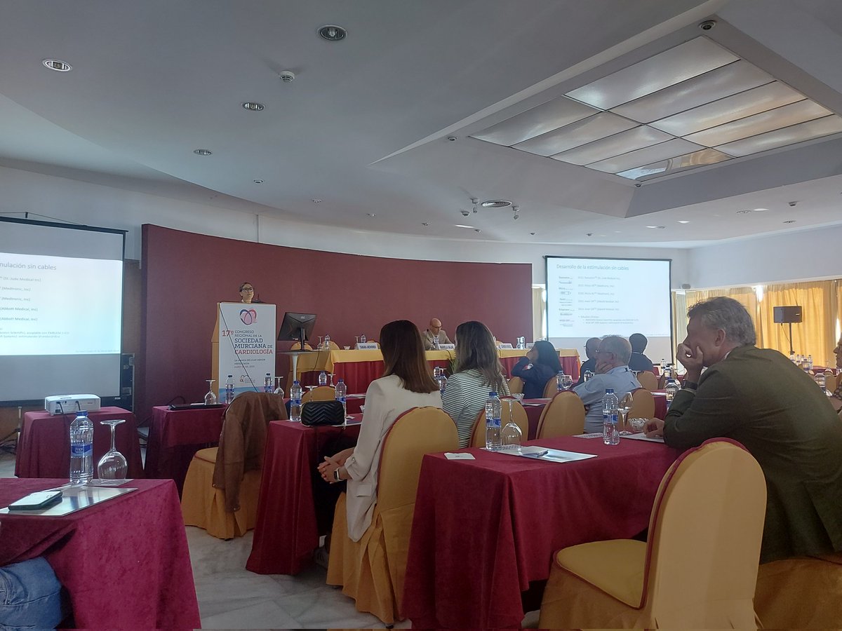 La Dr Tamara Archondo, responsable de la Unidad de Arritmias del Hospital Sta Lucía <a href="/Area2Cartagena/">@Area2Cartagena</a> revisando el "Implante de marcapasos sin cables" en el 17⁰ Congreso de SMC #SMC2025 <a href="/SMurCardio/">Sociedad Murciana de Cardiología</a> <a href="/ramonlopezpalop/">Ramón López Palop</a> <a href="/franbuendia97/">Francisco Buendia Santiago</a> <a href="/PatonRubio/">Ramón Rubio Patón</a>