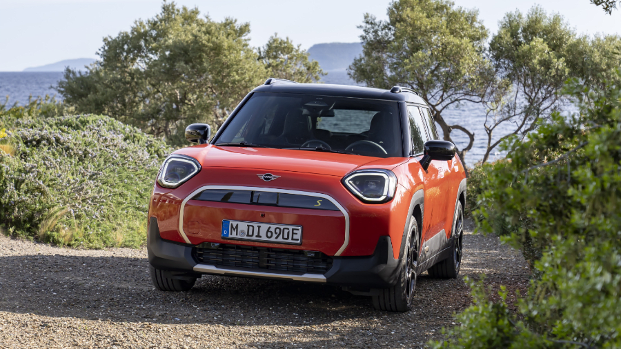 SC_Leasing's tweet image. ⚡ The all-electric MINI Aceman is here! Up to 258PS, sleek MINI style, and a techy, sustainable interior. Perfect for city driving with serious fun.

👉 Full review: eu1.hubs.ly/H0kllzC0
#MINIAceman #EV #MINI #CarReview