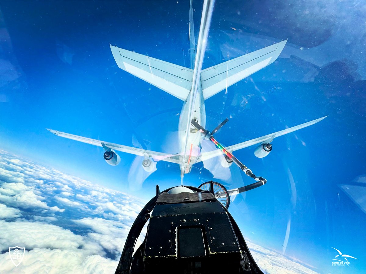 C'était le dernier ravitaillement sous les couleurs françaises pour ce KC-135 du "Sologne". Dernier hippodrome, dernier chasseur. Il a replié sa perche une ultime fois et rejoint Istres. On l'a regardé s'éloigner.
Merci, vieux guerrier.