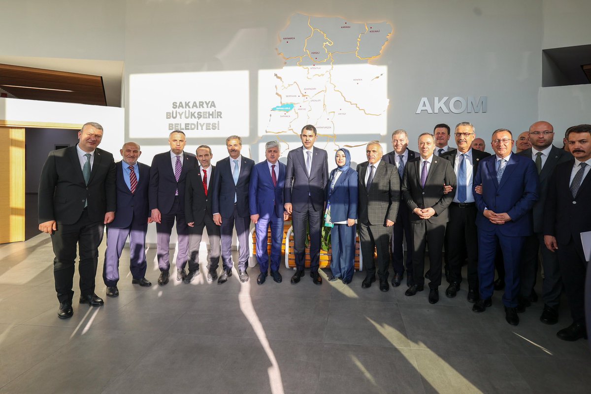 Çevre, Şehircilik ve İklim Değişikliği Bakanımız Murat Kurum ile dün AKOM’da gerçekleştirdiğimiz toplantıda şehrimizde ve ilçelerimizde sürdürdüğümüz ve planladığımız çalışmaları konuştuk, değerlendirdik.

Sakarya’mızın gelişimi ve değişimi için çok verimli bir toplantıyı hep