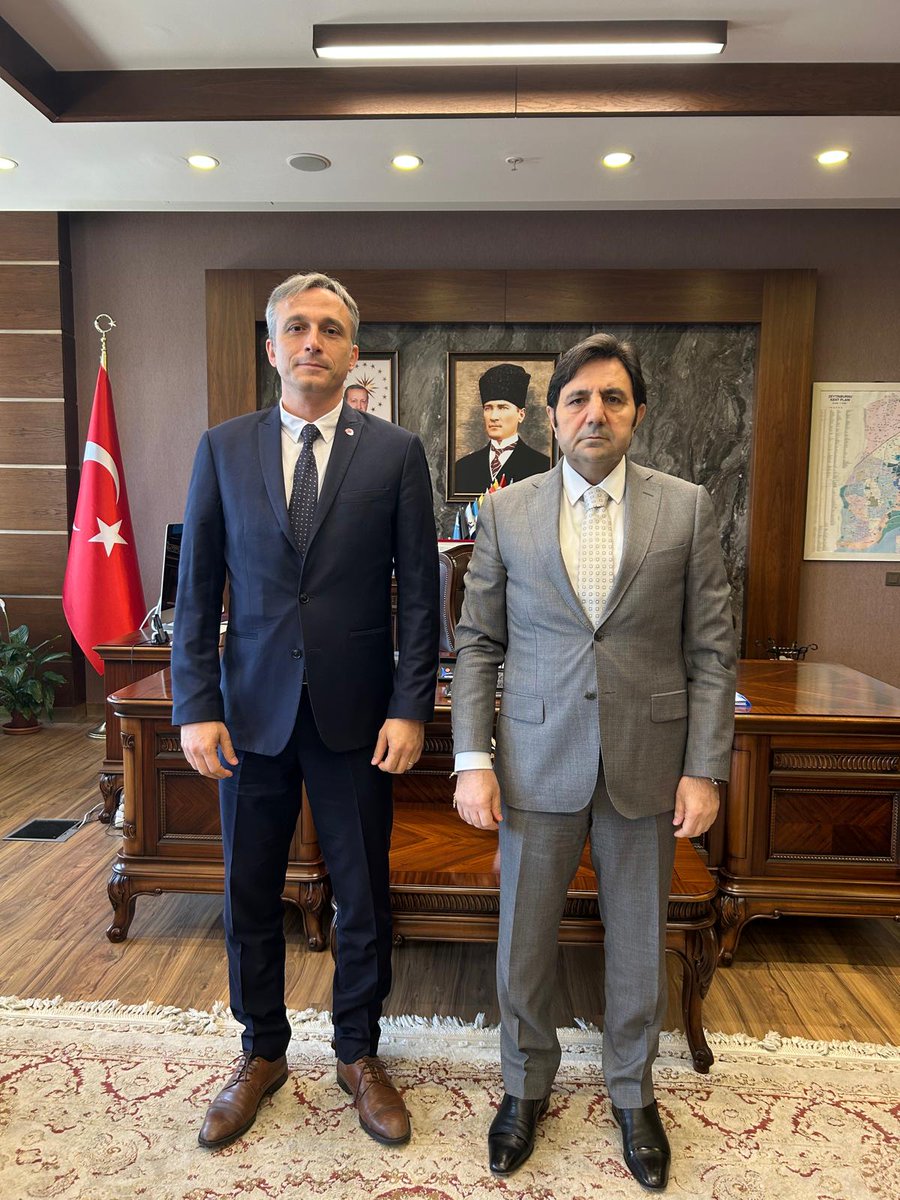 İlçemizde açılan ve 2025-2026 eğitim-öğretim yılında ilk öğrencilerini alacak olan İstanbul TBF Basketbol Spor Lisesi'nin kurucu müdürü Turgay Nail Bezek, Kaymakamımız Dr. Adem Uslu'yu ziyaret etti.