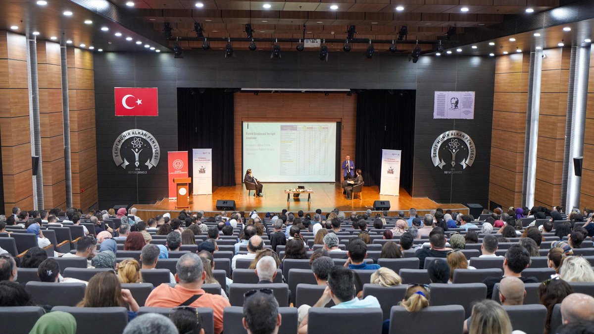 İstanbul İl Millî Eğitim Müdürlüğü (@istanbulilmem) on Twitter photo 🔺️#AileYılı vesilesiyle Müdürlüğümüz Veli Akademileri ve Büyükçekmece İlçe Millî Eğitim Müdürlüğü iş birliğinde düzenlenen "Aile Şöleni” Hasan Kocaboğa'nın moderatörlüğünde Prof. Dr. Turgay Şirin ve Üner Karabıyık'ın konuk olduğu panel ile devam ediyor.
<a href="/tcmeb/">Millî Eğitim Bakanlığı</a> <a href="/Yusuf__Tekin/">Yusuf Tekin</a> 🔺️#AileYılı vesilesiyle Müdürlüğümüz Veli Akademileri ve Büyükçekmece İlçe Millî Eğitim Müdürlüğü iş birliğinde düzenlenen "Aile Şöleni” Hasan Kocaboğa'nın moderatörlüğünde Prof. Dr. Turgay Şirin ve Üner Karabıyık'ın konuk olduğu panel ile devam ediyor.
<a href="/tcmeb/">Millî Eğitim Bakanlığı</a> <a href="/Yusuf__Tekin/">Yusuf Tekin</a>
