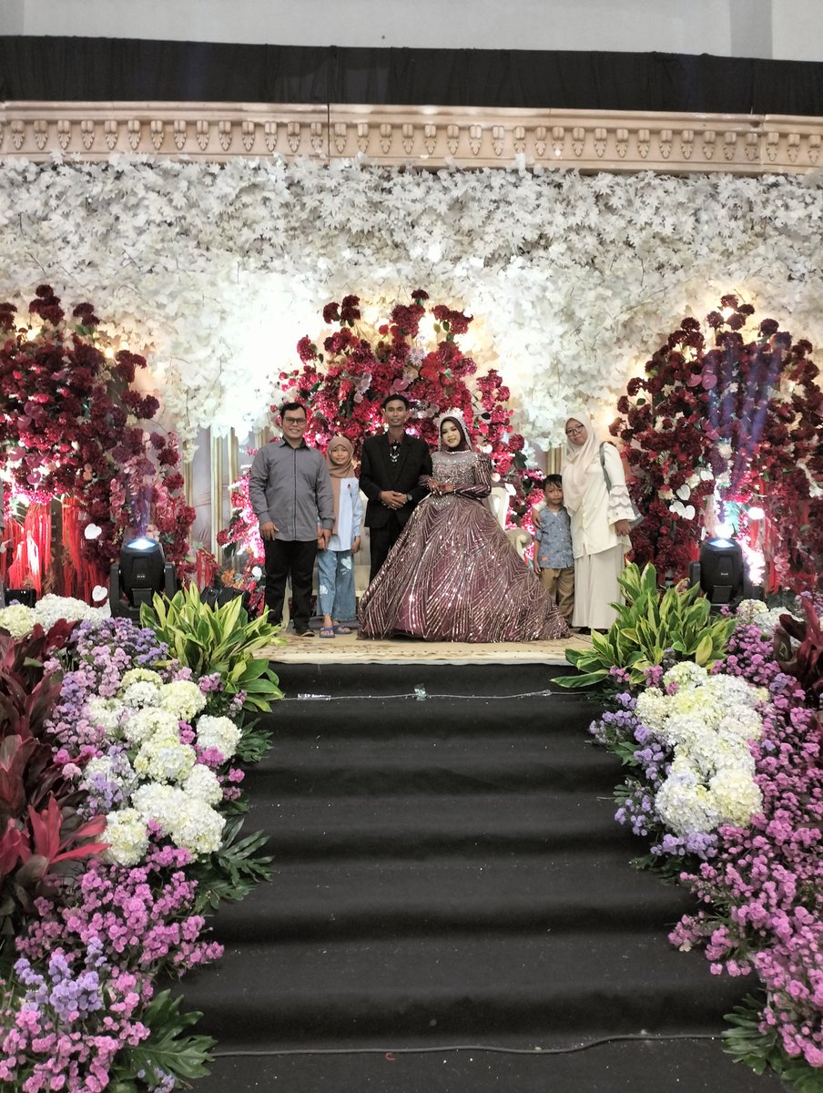 DigitalPelajar's tweet photo. Selamat menempuh hidup baru, *Friska Yuniar Maulidiyah Ningtias!* Putri dari Ibu Martin Nuraini, S.E,M.M. Semoga *cinta dan kebahagiaan* senantiasa menyertai setiap langkah mempelai berdua dalam membangun rumah tangga yang sakinah, mawadah, warohmah…🤲🤲🎉♥️🌷 https://t.co/gAe5I5zzYH