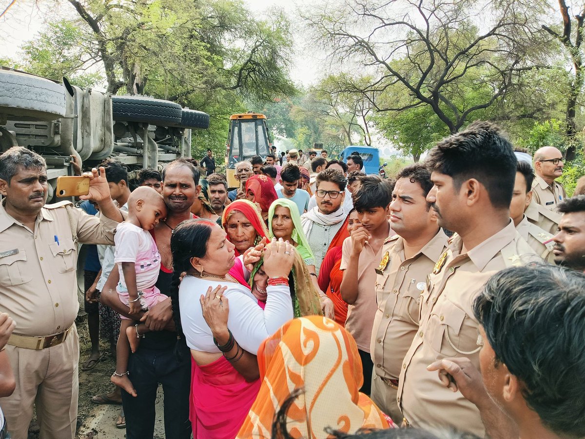 आज  गाजीपुर में तेज रफ्तार गिट्टी लदा डंपर पलटने से मौके पर ही बेटी की हुई दर्दनाक मौत, मां  गंभीर हालत में रेफर मौके पर पहुंची ग़ुलाबी गैंग लोकतांत्रिक अध्यक्ष हेमलता पटेल भ्रष्टाचार ओवरलोडिंग के खिलाफ पूर्व में भी दिया जा चुका है ज्ञापन  फिर भी प्रशासन ने नही की कोई कार्यवाही